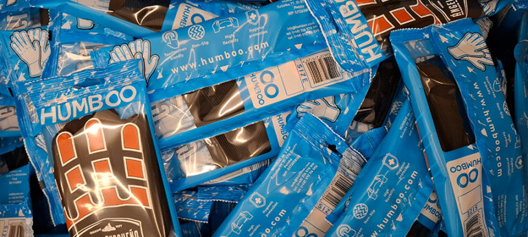 Gros plan sur le logo personnalisé du circuit imprimé sur un gant en nylon noir Aerlite – impression DTF Full Color sur des gants légers pour karting.