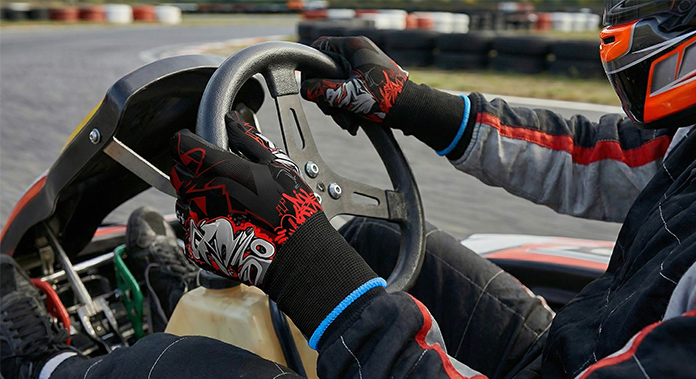 Różne modele personalizowanych rękawic na gokarty z logo torów – lekkie rękawice nylonowe z nadrukiem dla branży kart-rental.