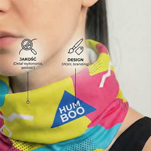 Femme portant cache-nez coloré avec le logo Humboo, graphisme présentant une haute qualité de tissage et un design unique.