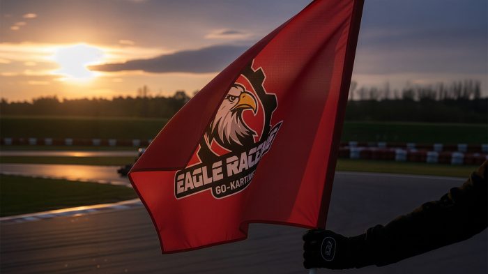 Czerwona flaga kartingowa z personalizowanym logo toru Eagle Racers Go-Kart