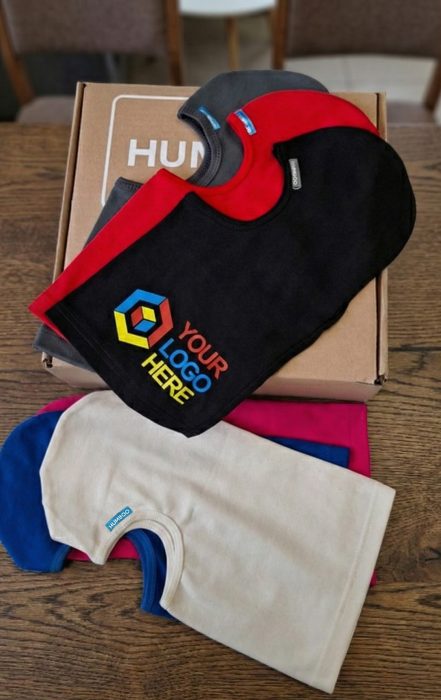 Kolorowe kominiarki kartingowe Humboo z personalizowanym logo na pudełku zbiorczym – certyfikowane akcesoria i bezpieczeństwo kominiarek kartingowych zgodnie z REACH.