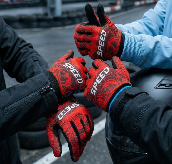 Personalizowane rękawice na gokarty Aerlite z antypoślizgową powłoką silikonową i czerwonym logo Humboo na grzbiecie dłoni – widok od wewnątrz i z zewnątrz.