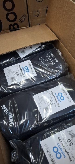 Kupujesz produkt wraz z ochroną prawną. Każde opakowanie zbiorcze 50 sztuk posiada numer partii powiązany z dokumentacją laboratoryjną, co jest kluczowe dla bezpieczeństwa kominiarek kartingowych i Twojego spokoju podczas kontroli.