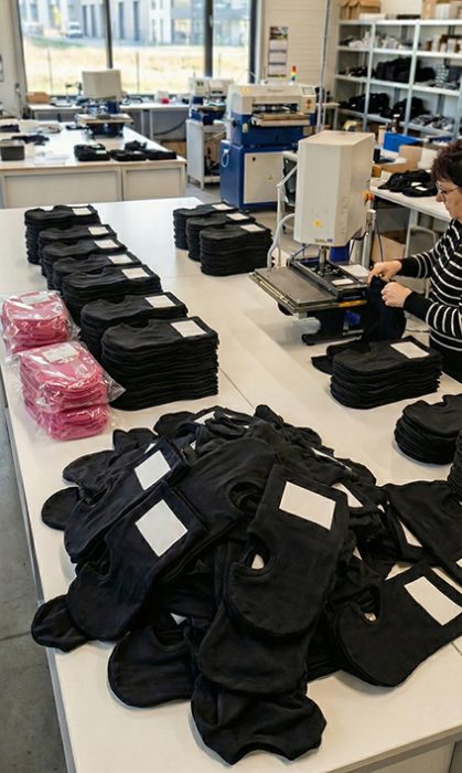 Hala produkcyjna Humboo – bezpośredni producent kominiarek kartingowych w Europie, proces personalizacji i kontroli jakości akcesoriów zgodnie z normami REACH i GPSR.